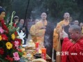 少林寺方丈永信大和尚率两序大众塔林祭祖