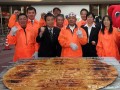 日本烤制世界最大米饼 直径1.63米