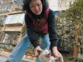 仿真枪打伤母猫健康猫崽双眼被缝
