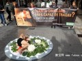 素食护生：巴塞罗那街头“裸体午餐”抗议食肉