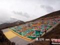 青海玉树结古寺晒佛祈福 纪念玉树4.14地震5周年