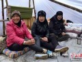 珠峰脚下僧人得到安置 西藏寺庙为地震灾民祈福(图)