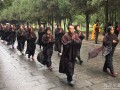 河南百名信众徒步5日 雨中朝拜少林寺