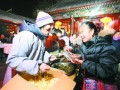 满城尽是腊八粥 京城民众踏雪古刹品佛粥(图)