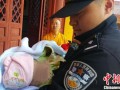 南京一患病女婴被弃寺庙内 警方全力寻家人