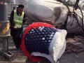 北京大货车侧翻 数十吨佛像摔落砸扁小客车