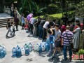 网传庐山千年古寺泉水养生 市民扎堆排队打水