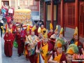 北京雍和宫僧众抬弥勒佛像绕寺 祈愿人间平安洁净