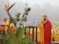 祈福法会—浙江雪窦寺数千人三步一拜 雨中朝礼弥勒佛