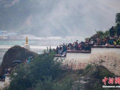 哲蚌寺雪顿节展佛 信众共祈愿