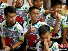 泰国获救足球少年到佛寺剃度出家9日 悼念救人英雄