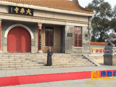 齐齐哈尔市佛教协会在大乘寺山门前举行隆重的升国旗仪式及赠书活动