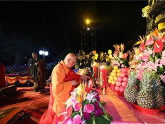 第十七届普陀山南海观音文化节“点亮心灯”传灯祈愿在普济禅寺举行