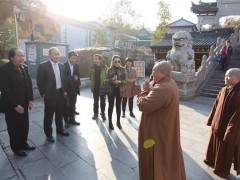 日本侨领代表团一行参访南京鸡鸣寺