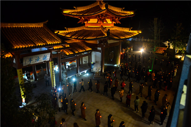 霞浦-霞浦留云寺举行迎佛诞祝新年传灯敲钟