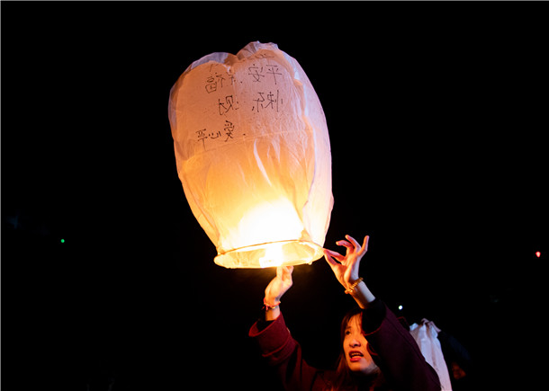 霞浦-霞浦留云寺举行迎佛诞祝新年传灯敲钟