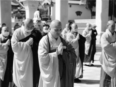 清明，山东烟台南山禅寺下半旗向疫情中牺牲的烈士和同胞致哀